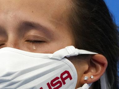 Jessica Parratto dari Amerika Serikat meneteskan air mata usai berhasil mendapatkan medali perak dalam final loncat indah 10 meter putri Olimpiade Tokyo 2020 di Tokyo Aquatics Center, Selasa (27/7/2021). (Foto: AP/Dmitri Lovetsky)
