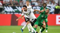 Ilkay Gundogan mendapat cemoohan dari suporter timnas Jerman saat menghadapi Arab Saudi pada laga persahabatan, di BayArena, Jumat (8/6/2018) waktu setempat. (AP Photo/Martin Meissner)