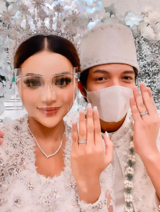 Akhirnya, setelah melewati penantian panjang, Aurel Hermansyah dan Atta Halilintar resmi menjadi pasangan suami istri. Tak lama setelah prosesi akad nikah, Atta pun sudah mengunggah fotonya bersama Aurel. "Photo Pertama Suami dan Istri," tulis Atta. (Instagram/attahalilintar)
