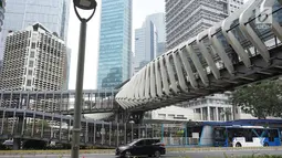 Kendaraan melintas di bawah Jembatan Penyeberangan Orang (JPO) di kawasan Jenderal Sudirman, Jakarta, Minggu (1/9/2019). Pemprov DKI berencana membangun 15 JPO dengan bentuk lebih modern atau instagramable di sejumlah titik yang akan dilakukan pada 2020. (Liputan6.com/Immanuel Antonius)