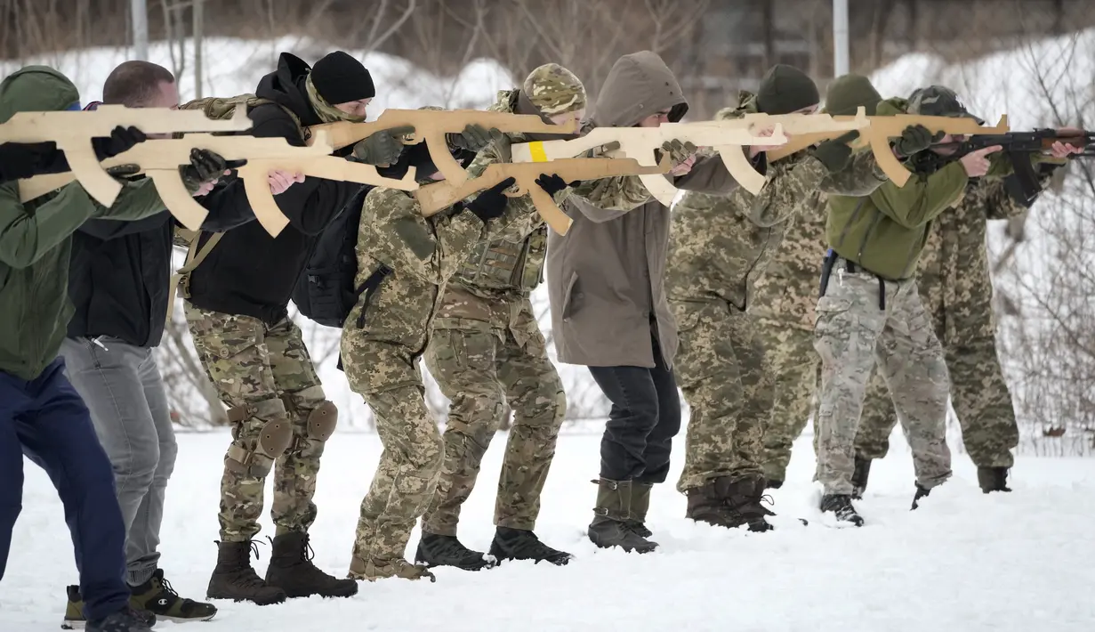 Penduduk setempat berlatih pertahanan militer di Kyiv, Ukraina (30/1/2022). Menteri Luar Negeri Sergey Lavrov juga menantang klaim NATO sebagai struktur pertahanan murni. (AP Photo/Efrem Lukatsky)