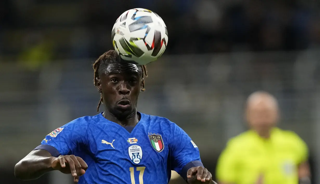 Penyerang Italia, Moise Kean mengontrol bola saat bertanding melawan Spanyol pada semifinal UEFA Nations League di stadion San Siro, Milan, (7/10/2021). Berkat hasil ini, Spanyol berhak melaju ke partai final untuk menghadapi pemenang Belgia dengan Spanyol. (AP Photo/Antonio Calanni)
