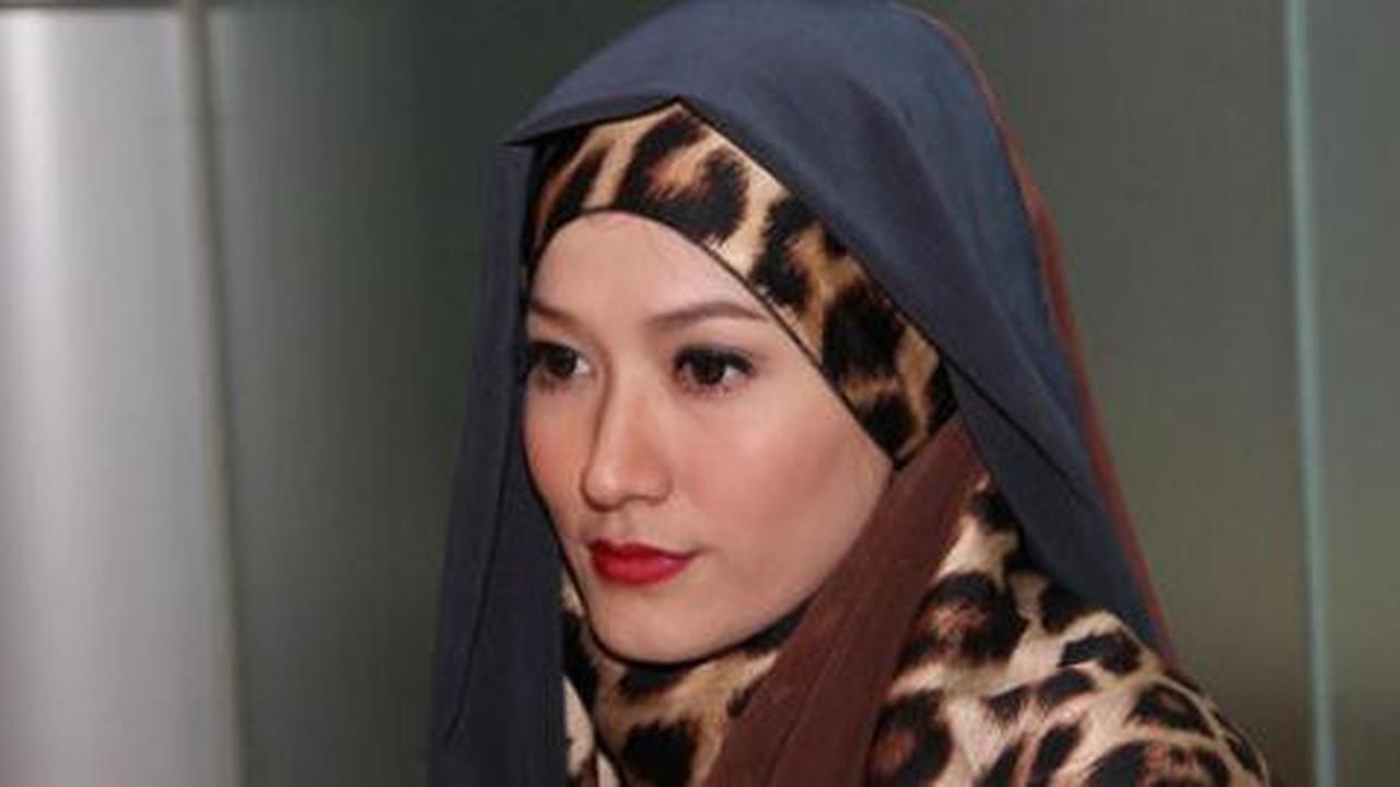Gaya cantik berhijab ala Lyra Virna