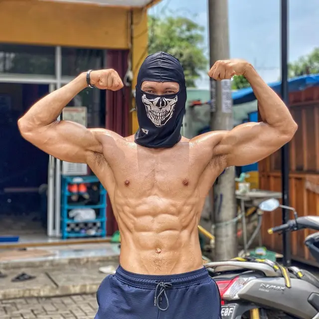 6 Potret Terbaru Irfan Sebaztian Kekasih Irma Darmawangsa, Makin Kekar