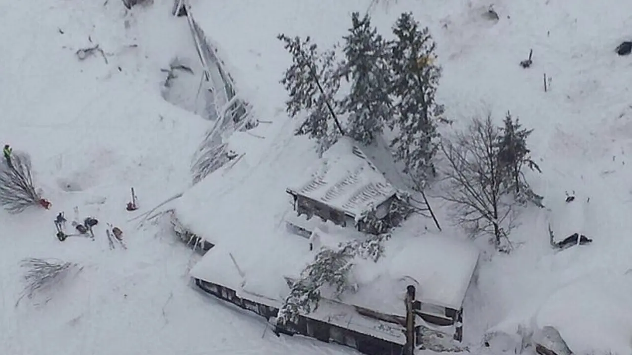 Hotel yang tertimbun longsor pasca-gempa Italia. (Daily Mail)