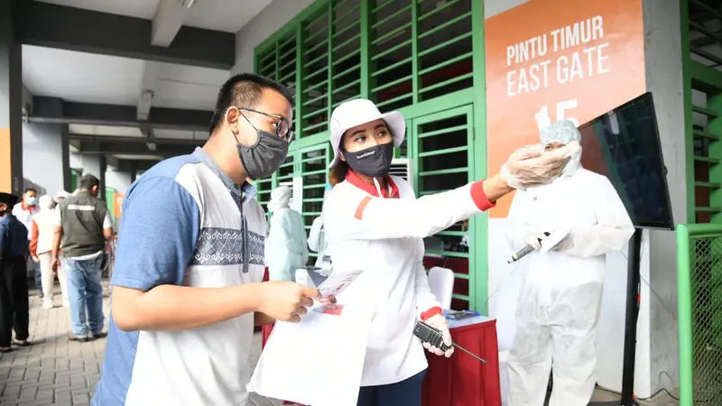 Relawan Indonesia Bersatu Lawan Covid-19 menggelar rapid test di Stadion Candrabraga, Kota Bekasi.