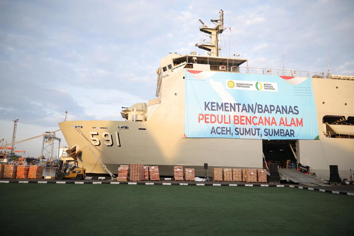 Mentan Amran saat melepas bantuan Kementan Peduli di Dermaga Kolinlamil Pelabuhan Tanjung Priok