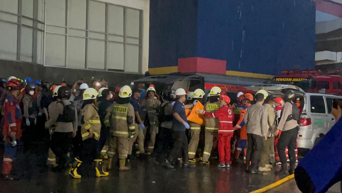 dua jenazah korban kebakaran glodok plaza kembali dievakuasi