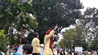 Ratusan mahasiswa dari berbagai perguruan tinggi di Kota Padang, menggeruduk kantor DPRD Sumbar, Kamis (30/9/2021). Mereka menolak pemecatan 57 pegawai KPK. (Liputan6.com/ Novia Harlina)