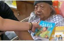 Viral Nenek Usia 84 Tahun dapat Hadiah Buku saat Ultah, Ekspresi saat Buka Kado Curi Perhatian