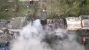 Di Mykolaiv, serangan Rusia menghancurkan beberapa lantai gedung tiga lantai.  (Ukrainian Emergency Service via AP)