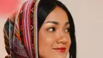 Nirina Zubir memilih kain tenun berbentuk dress, dengan motif bagian atas dan bawah berbeda. Atas kepalanya juga ditutup dengan kain tenun. (Foto: Instagram/@nirinazubir_)