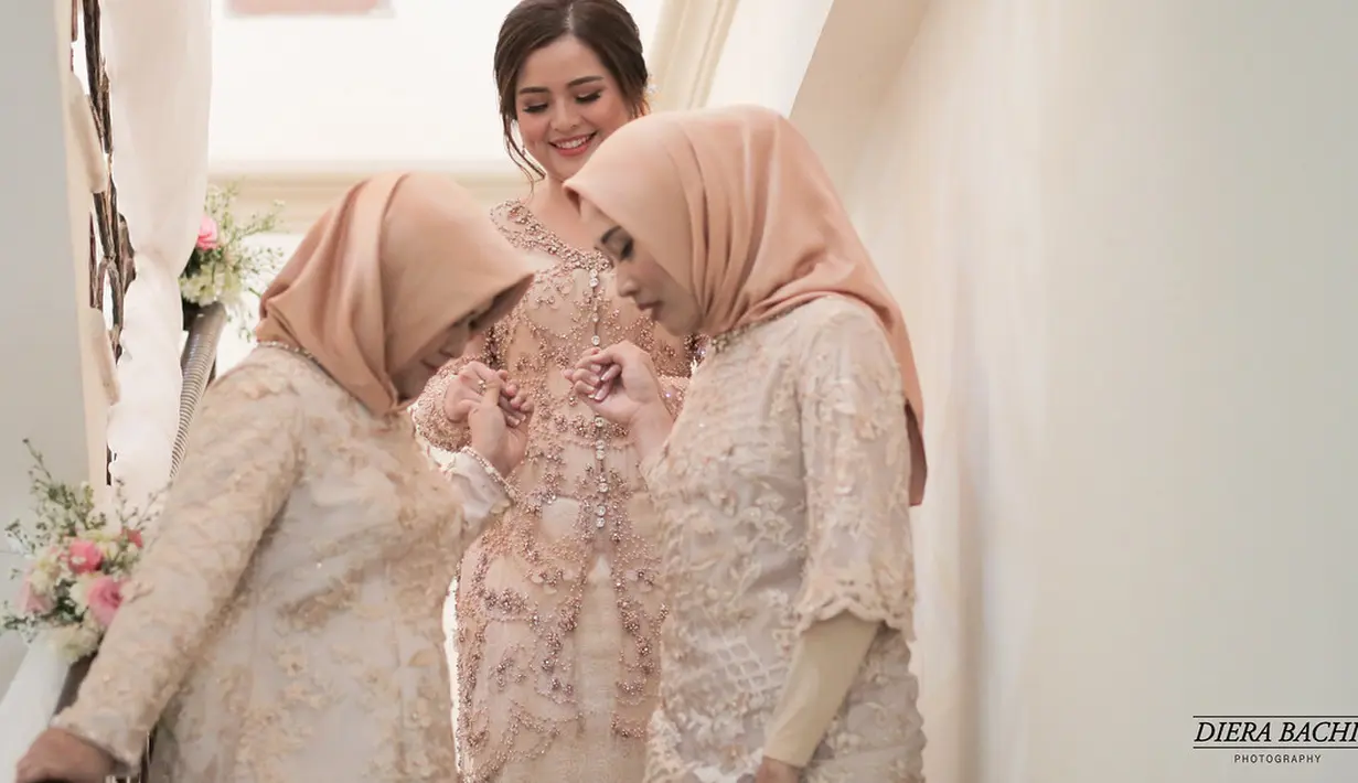 Tertulis dalam undangan tersebut, Tasya akan resmi dipersunting Randi pada Minggu, 5 Agustus 2018 mendatang.  Akad nikah dimulai pukul 09.30 WIB sampai pukul 11.30 WIB. (Instagram/tasyakamila)