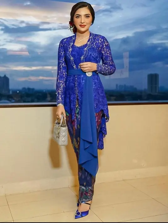 Kebaya dengan detail brokat tersebut merupakan rancangan desainer ternama Indonesia, Rikawirtjes. (Instagram/ashanty_ash).