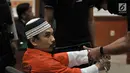 Petugas membawak borgol terdakwa kasus terorisme Wawan Kurniawan terkait kasus penyerangan kantor polisi, pembuatan bom dan pelatihan semi militer di Kabupaten Kampar, Riau di PN Jakarta Barat, Kamis (13/9). (Merdeka.com/Iqbal S. Nugroho)