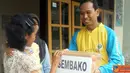 Citizen6, Lumajang: Anggota club gemes memberikan sembako pada warga Desa Bagu. (Pengirim: Susi)