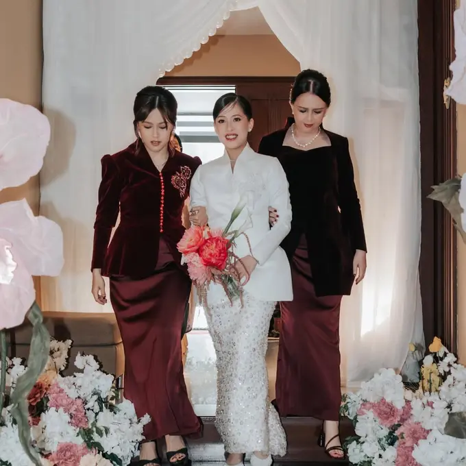 Dampingi Sang Adik Adhisty Zara ke Pelaminan, Hasyakyla Utami Tampil Elegan dengan Kebaya Velvet Detail Bunga 3D
