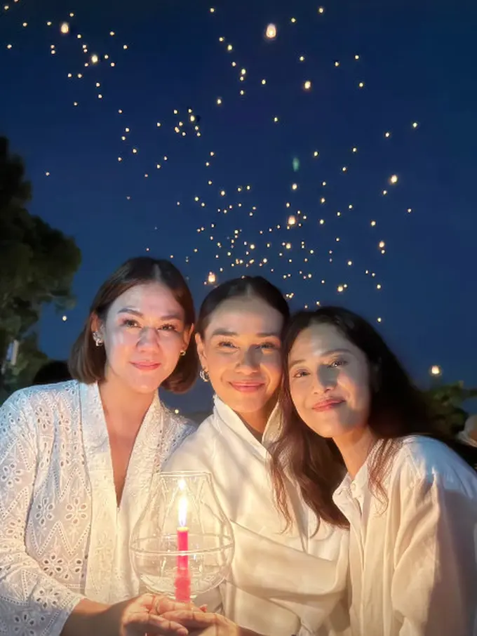 Reuni Geng Cinta di Festival Lampion Borobudur, Gaya Serasi Dian Sastrowardoyo, Adinia Wirasti, dan Sissy Prescillia Curi Perhatian