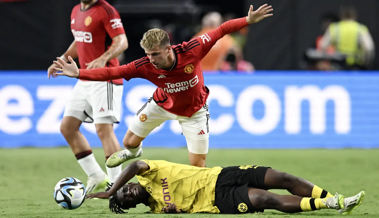 Pemain Manchester United, Mason Mount, berebut bola dengan pemain Borussia Dortmund, Samuel Bamba, dalam laga uji coba pramusim yang digelar di Allegiant Stadium, Las Vegas, Senin (31/7/2023). MU takluk 2-3 dari Dortmund. (Photo by Candice Ward / GETTY IMAGES NORTH AMERICA / Getty Images via AFP)