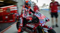 Pembalap Spanyol dari Tim Ducati Lenovo, Marc Marquez, meninggalkan pit selama sesi latihan bebas pertama menjelang Grand Prix MotoGP Prancis di Le Mans, Prancis barat laut, pada 8 Mei 2026. (Loic VENANCE/AFP)