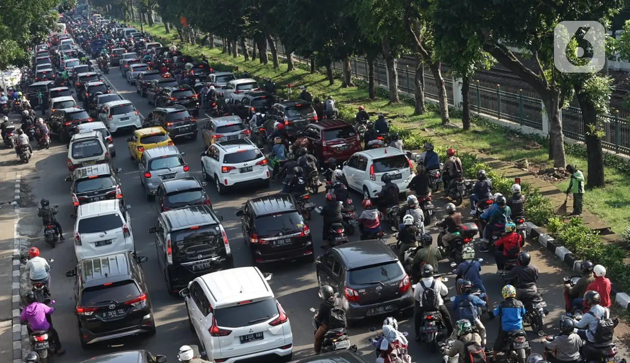 Kendaraan terjebak kemacetan saat melintasi Jalan Lenteng Agung Raya, Tanjung Barat, Jakarta Selatan, Selasa (20/10/2020). Mulai meningkatnya aktivitas warga selama PSBB transisi menyebabkan kemacetan kembali terjadi di sejumlah titik Ibu Kota. (Liputan6.com/Immanuel Antonius)