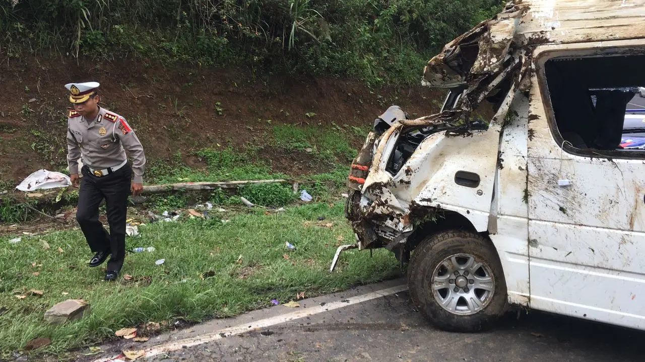 Polisi melakukan olah TKP di Tanjakan Emen (Dok. Dirlantas Polda Jabar)