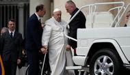 Paus Fransiskus&nbsp;saat dibawa masuk ke mobilnya di Lapangan Santo Petrus pada Rabu (29/3/2023), untuk dibawa ke rumah sakit. (Dok. Alessandra Tarantino/AP)