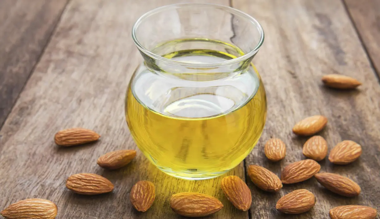Minyak almond merupakan bahan terbaik untuk mengembalikan bibir anda menjadi merah merona. Caranya cukup mudah yaitu dengan mengoleskannya pada area bibir. (Istimewa)
