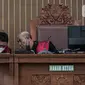 Majelis Hakim berdiskusi saat memimpin sidang permohonan peninjauan kembali (PK) yang diajukan buronan kasus korupsi pengalihan hak tagih (cessie) Bank Bali, Djoko Tjandra di PN Jakarta Selatan, Senin (6/7/2020). Sidang ditunda karena Djoko Tjandra dikabarkan sakit. (Liputan6.com/Johan Tallo)