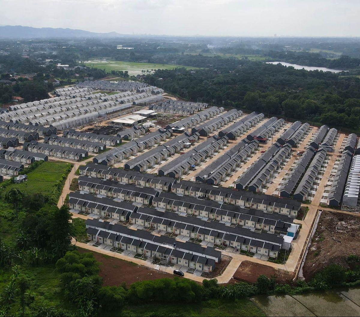 Foto udara memperlihatkan perumahan bersubsidi di Desa Kubang 02, Kabupaten Bogor, Jawa Barat, Rabu (24/1/2024).&nbsp;Bank Tabungan Negara (BTN) berupaya semakin kreatif dalam memfasilitasi masyarakat untuk memiliki rumah, termasuk ketika harga rumah bers
