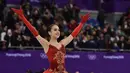 Alina Zagitova saat tampil dalam kejuaraan figure skating putri selama Olimpiade Musim Dingin Pyeongchang 2018 di Pyeongchang Medals Plaza (23/2). Alina Zagitova mengalahkan rekan senegaranya Evgenia Medvedeva. (AFP Photo/Aris Messinis)