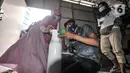 Relawan mengajarkan warga cara memasang regulator tabung oksigen di Gudang Oksigen Untuk Warga, Utan Kayu, Jakarta, Kamis (8/7/2021). Aksi ini diharap mampu membantu warga, terutama pasien COVID-19 dan jadi solusi di tengah langkanya oksigen di Jabodetabek. (merdeka.com/Iqbal S. Nugroho)