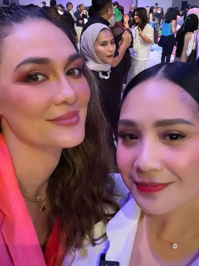 Nagita Slavina, mendapat ucapan selamat dari Luna Maya. (Foto: Instagram/@chevirgo)