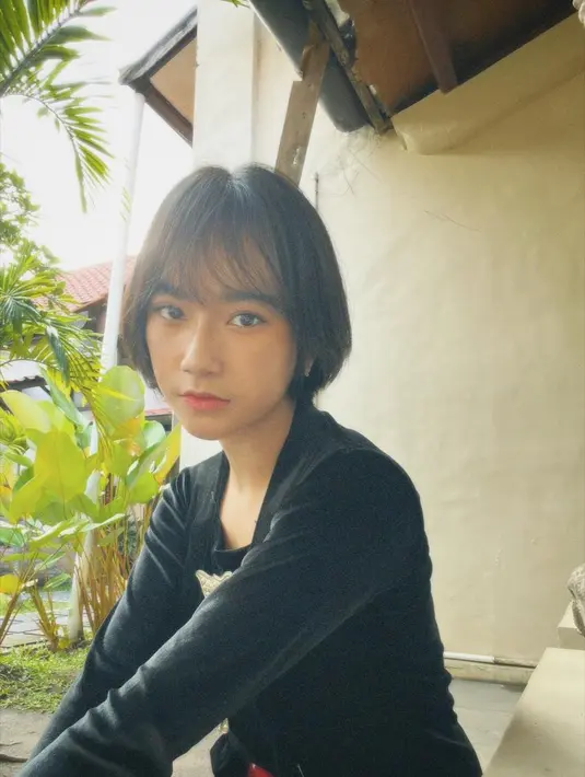 Penampilan anggun Freya dalam balutan kebaya kutubaru velvet warna hitam yang dipadukan angkin merah dan kain batik warna coklat. bros emas yang disematkan di dada-nya memberi impresi elegan pada penampilan Freya.  [@jkt48.freya].