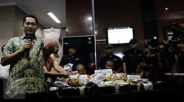 Kepala BNN, Budi Waseso merilis pengungkapan sindikat peredaran narkotika jaringan internasional Malaysia di Gedung BNN, Jakarta, Jumat (28/10). Dari operasi ini, disita 39 kg sabu, 98.690 butir ekstasi dan 50 ribu butir H5. (Liputan6.com/Yoppy Renato)