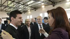 Presiden Cristina Fernandez de Kirchner menyambut Lionel Messi dengan pelukan di Buenos Aires, Senin (14/7/14). (REUTERS/Argentine Presidency)
