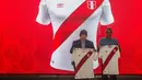 Presiden Federasi Sepakbola Peru Edwin Oviedo (kiri) memegang kaos resmi timnas Peru untuk Piala Dunia 2018 di Rusia di Lima (18/12). Piala Dunia 2018 di Rusia akan berlangsung pada 14 Juni - 15 Juli tahun depan. (AFP Photo/Ernesto Benavides)