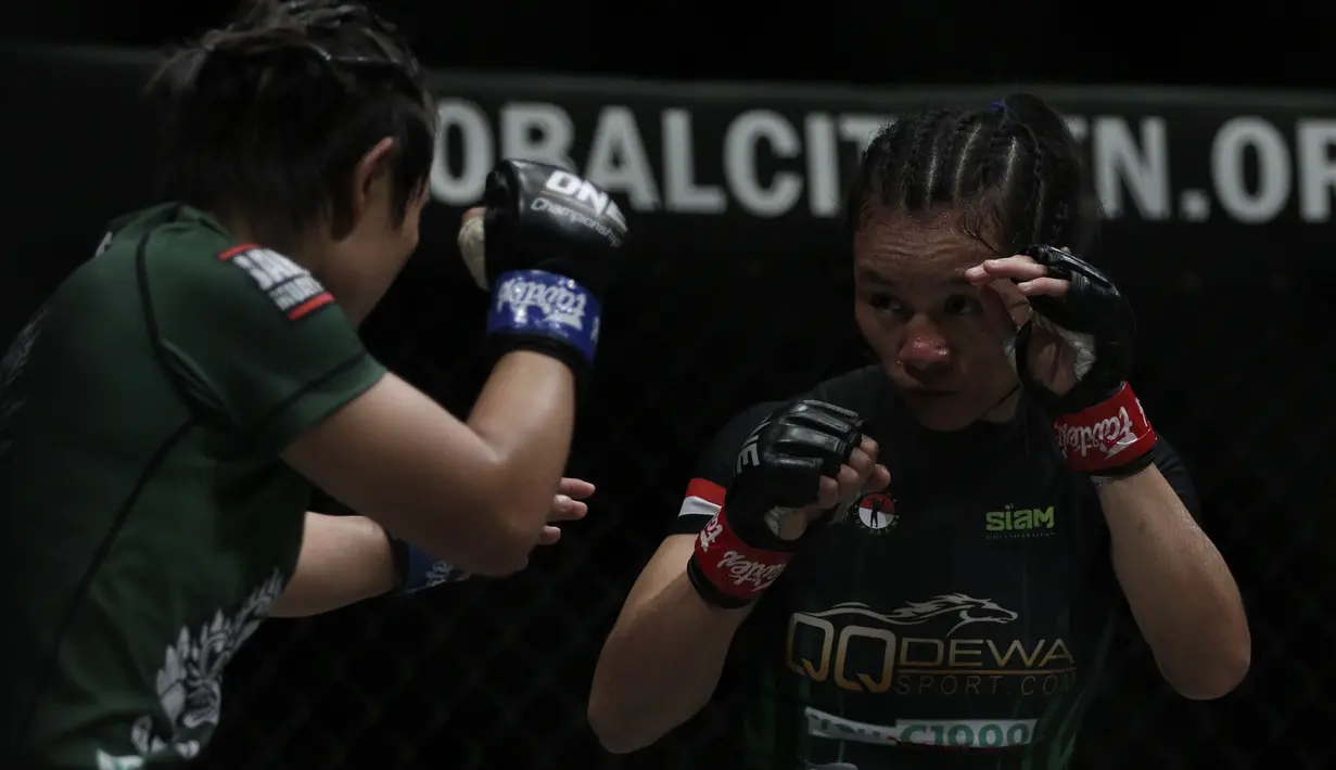 Petarung MMA asal Indonesia, Priscilla Lumban Gaol, saat melawan Bozhena Antoniyar pada laga ONE Championships: Dawn of Valor di Istora Senayan, Jakarta, Jumat (25/10). Priscilla menang atas Bozhena. (Bola.com/Yoppy Renato)