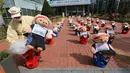 Pedagang kaki lima menempatkan boneka beruang untuk memprotes kekerasan terhadap PKL ilegal, di depan kantor distrik Mapo di Seoul, Kamis (24/9/2020). Boneka beruang itu menggantikan pengunjuk rasa untuk menghindari pelanggaran larangan aksi dengan lebih dari 10 orang. (AP Photo/Ahn Young-joon)