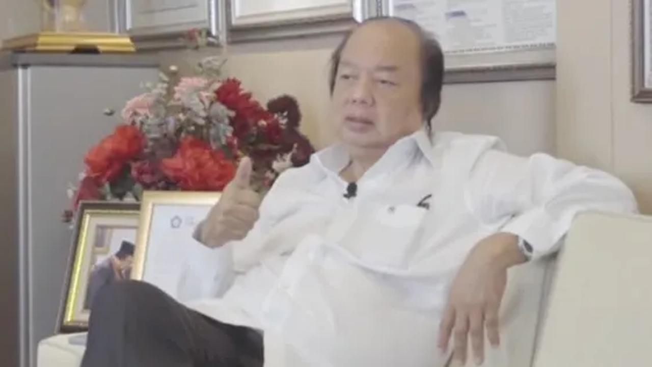Menjadi orang kaya tak berarti menurunkan sifat hormat kepada orangtua.