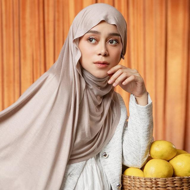 Potret 6 Artis Pakai Jilbab Meleyot, Tren Hijab yang Populer di Tahun 2025