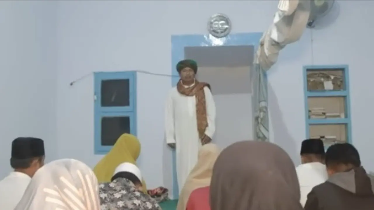 Nampak seorang pria menggunakan juba yang mengaku kiyai makrifat diduga memberikan ajaran sesat  kepada pengikutnya (Istimewa)
