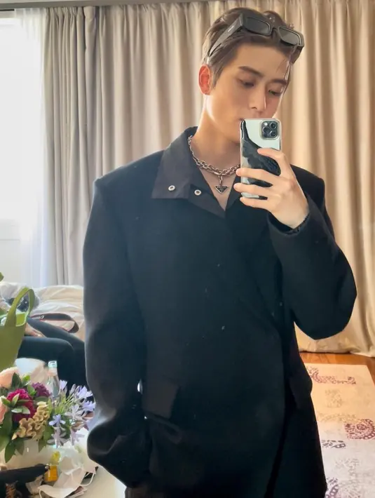 Bergaya formal dengan style jas warna hitam, serta celana hitam berukuran besar, dan sepatu hitam mengkilat, Jaehyun sukses menjadi pusat perhatian dan mencuri pandangan semua orang ketika ia menghadiri event Prada SS23 Milan Fashion Week. (FOTO: instagram.com/_jeongjaehyun)
