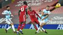 Gelandang Liverpool, Georginio Wijnaldum, melepaskan tendangan yang berbuah gol kedua Liverpool ke gawang Wolverhampton dalam laga lanjutan Liga Inggris 2020/21 pekan ke-11 di Anfield Stadium, Minggu (6/12/2020). Liverpool menang 4-0 atas Wolverhampton. (Pool via AFP/Peter Powell)