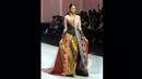 Seorang model memeragakan kebaya modern rancangan Fransisca Darmawan di Indonesia Fashion Week 2015 di JCC, Minggu (1/3/2015). Fransisca Darmawan berhasil mengemas busana tradisinal menjadi kebaya modern (Liputan6.com/Panji Diksana)