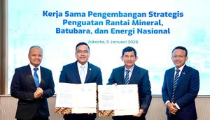Penandatanganan Kerja Sama Pengembangan Strategis Penguatan Rantai Mineral Batu bara, dan Energi Nasional antara Direktur Utama PT Pertamina (Persero), Simon Aloysius Mantiri dengan Direktur Utama MIND ID, Maroef Sjamsoeddin, disaksikan Chief Technology Officer (CTO) BPI Danatara, Sigit Puji Santoso di Jakarta, 9 Januari 2026. Dok Pertamina