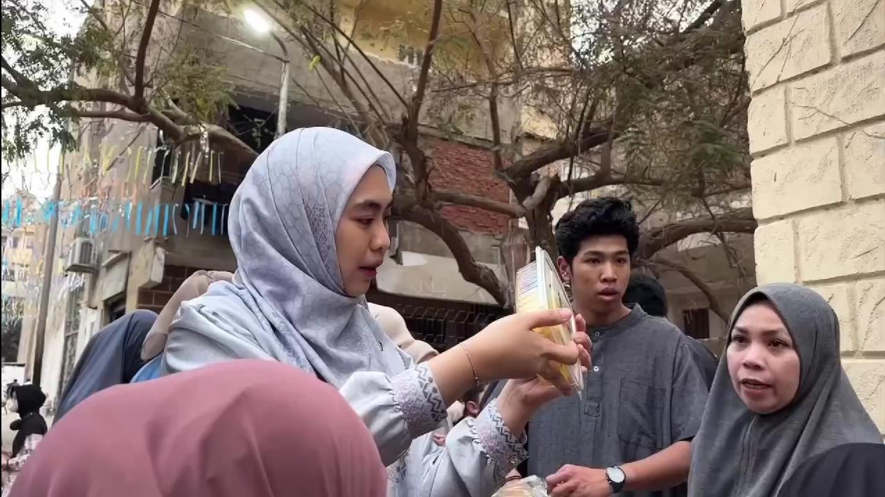 4 Potret Oki Setiana Dewi Asyik Berburu Takjil di Mesir Bareng Anak-Anaknya, Bantu Kurangi Kangen dengan Makanan Indonesia
