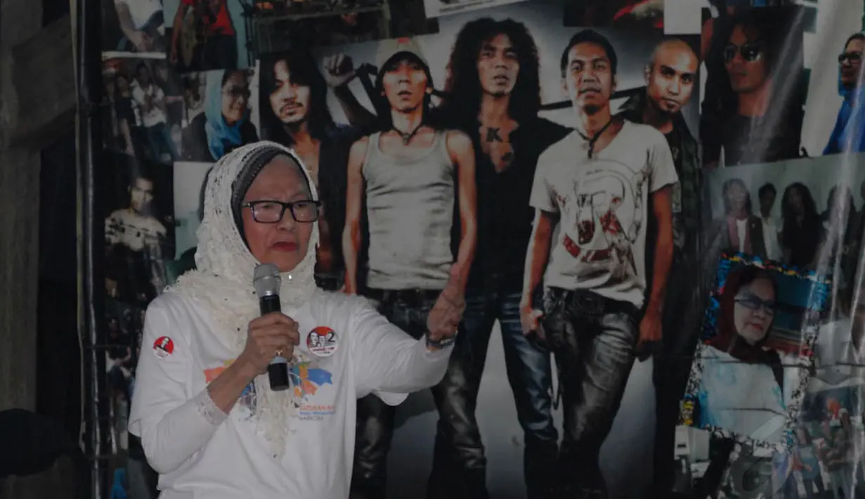 Manajer Slank, Bunda Iffet saat memberikan sambutan di acara yang bertajuk "Deklarasi Slankers Indonesia Mendukung SLANK Untuk Revolusi Mental", Jakarta, Kamis (26/6/14). (Liputan6.com/Miftahul Hayat)