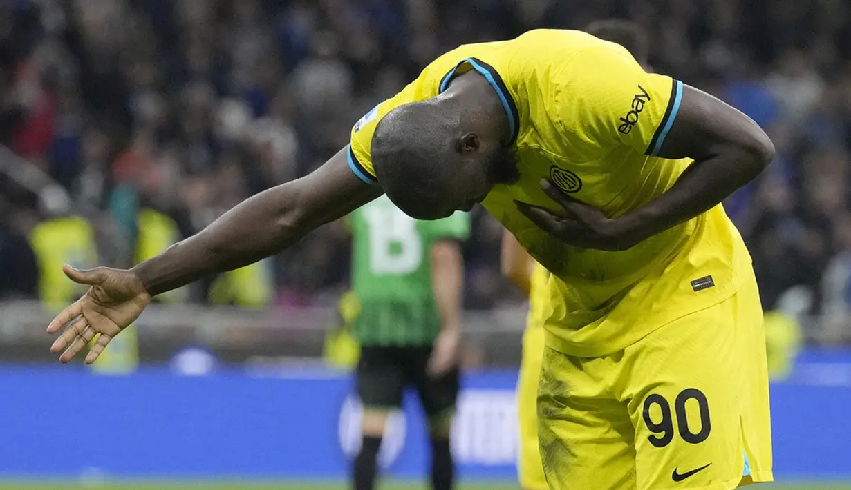 Pemain Inter Milan, Romelu Lukaku, melakukan selebrasi setelah mencetak gol ke gawang Sassuolo pada laga Liga Italia di Stadion Giuseppe Meazza, Minggu (14/5/2024). Inter Milan menang dengan skor 4-2 atas Sassuolo. (AP Photo/Antonio Calanni)