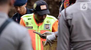 Tim SAR gabungan menemukan barang saat melakukan pencarian korban gempa Cianjur di jalur kawasan Cugenang yang longsor, Kabupaten Cianjur, Jawa Barat, Selasa (22/11/2022). Kawasan Cugenang merupakan daerah paling parah terdampak atas gempa yang mengguncang Cianjur dan sekitarnya. (Liputan6.com/Helmi Fithriansyah)